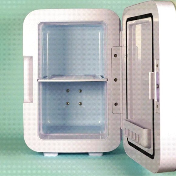 Skincare Mini-Fridge - Picture 2 of 2